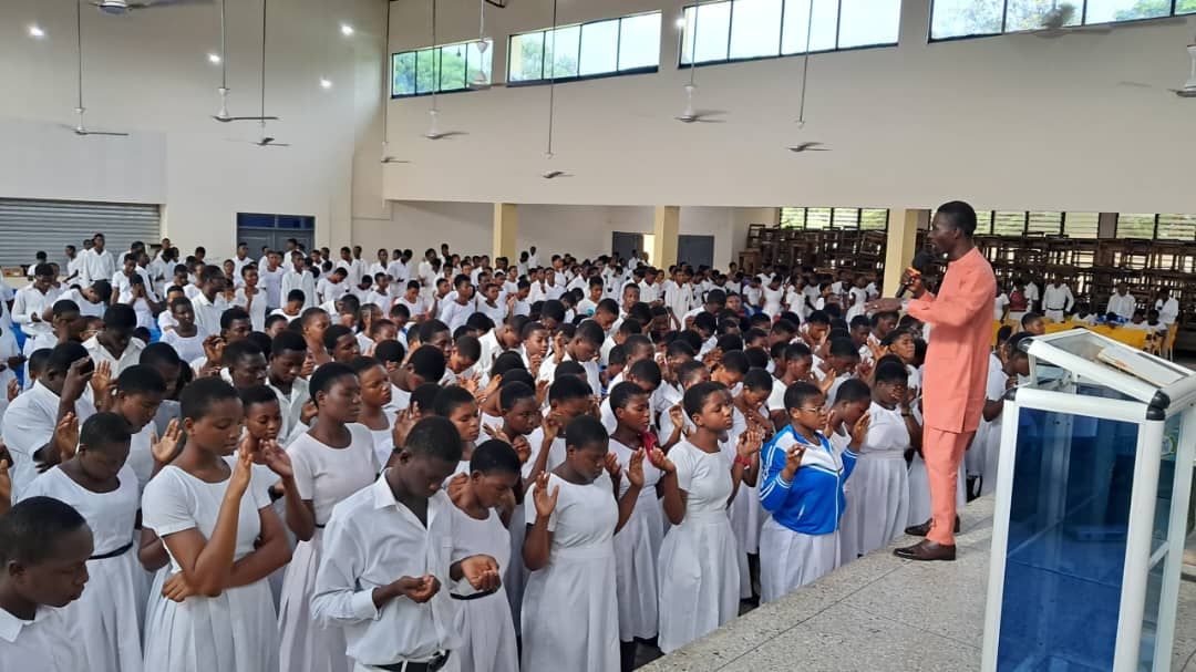 Hope Hills Mission leading a prayer gathering with students